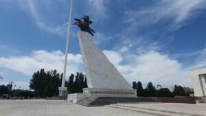 Памятники Бишкека: кто и почему смотрит на жителей и гостей города с постаментов — новости Кыргызстана