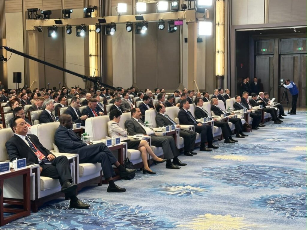 Бакыт Төрөбаев дүйнөлүк трансулуттук компанияларды Кыргызстанга инвестиция салууга чакырды — иллюстрация