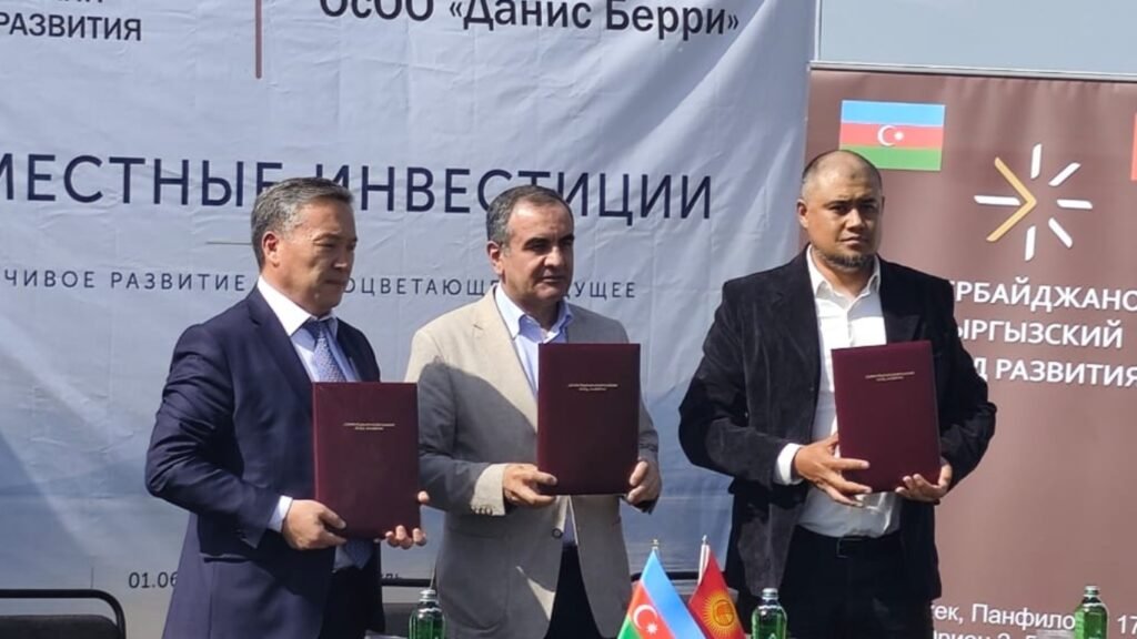 Церемония подписания трехстороннего соглашения о строительстве логистического центра для хранения фруктов в Тюпском районе