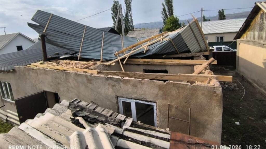 Крыша жилого дома, поврежденная сильным ветром в Таласе