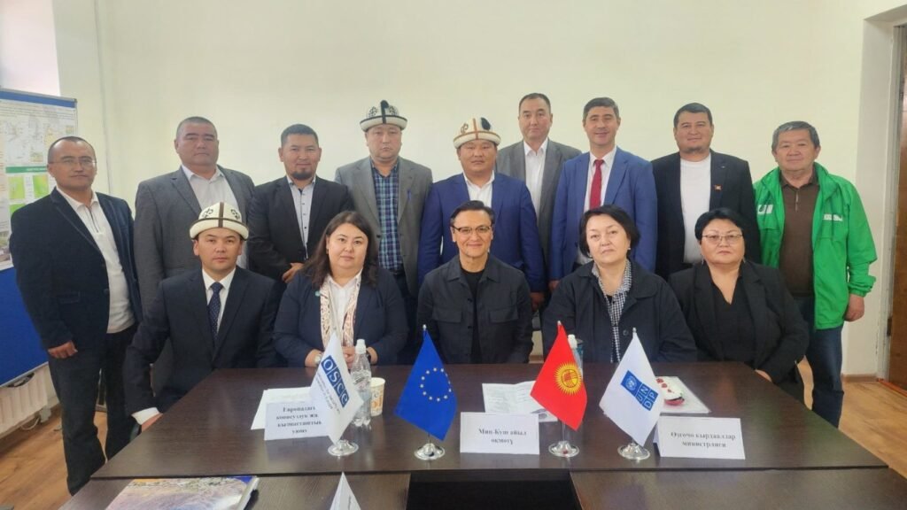 Миң-Куш айылында өткөн уран калдыктары бар аймактардагы калктуу конуштардын жетекчилеринин жыйыны