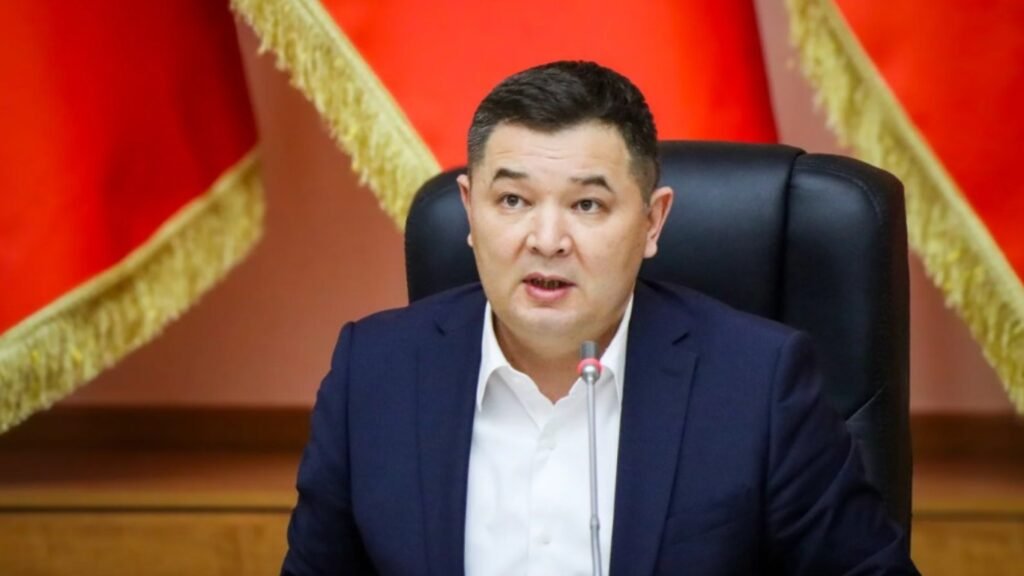 Министр экономики и коммерции Бакыт Сыдыков выступает с речью