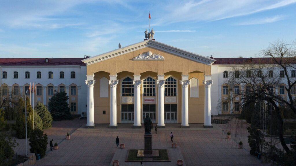 Кыргыз улуттук университетинде бүтүрүүчүлөрдөн пара талап кылуу фактысы аныкталды