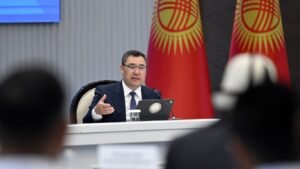 «Эл көйгөй менен эшик каккылап жүрбөшү керек»: Жапаров жергиликтүү бийликтин жоопкерчилиги күчөй турганын айтты — Новости Кыргызстана