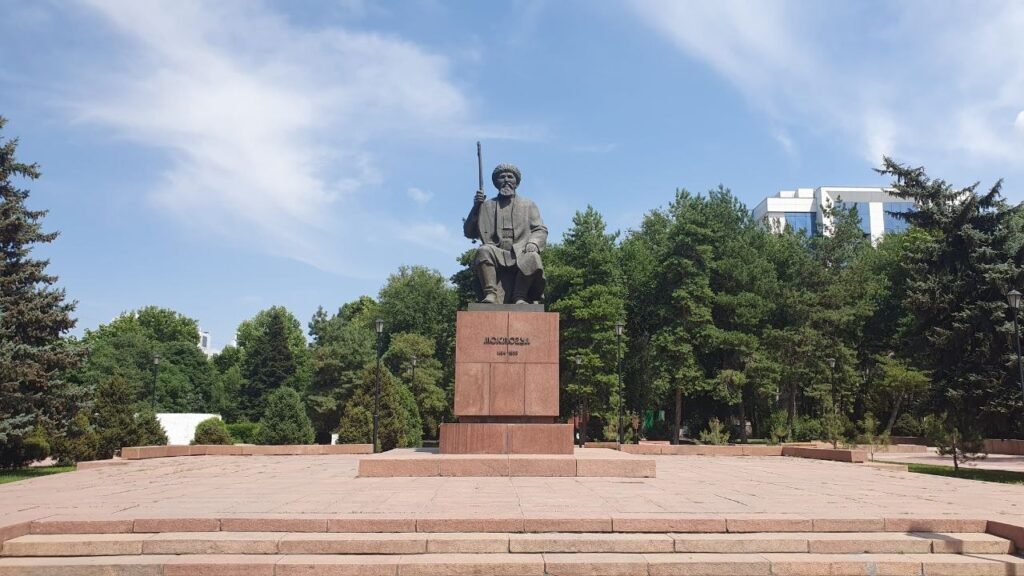 Бишкектин адабий пантеону: шаардын постаменттериндеги манасчылар, акындар жана жазуучулар — иллюстрация