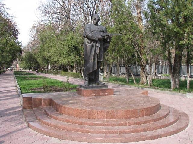 Бишкектин адабий пантеону: шаардын постаменттериндеги манасчылар, акындар жана жазуучулар — фото 4