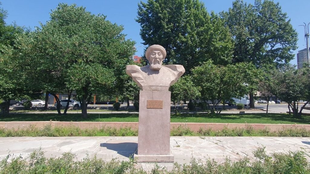 Бишкектин адабий пантеону: шаардын постаменттериндеги манасчылар, акындар жана жазуучулар — фото 6