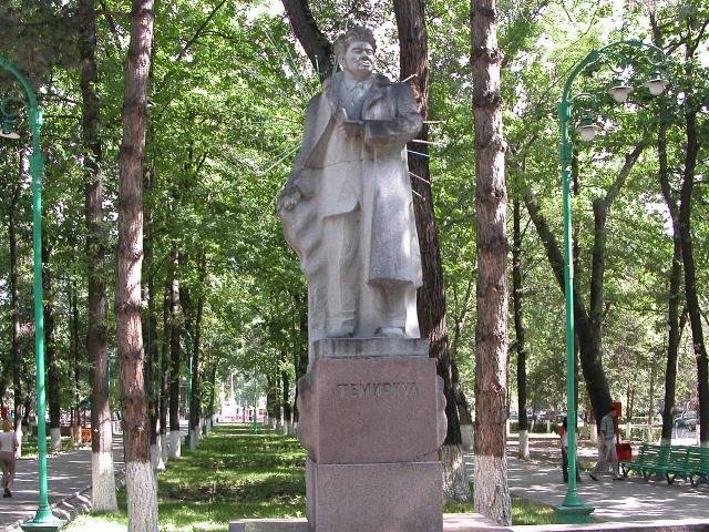 Бишкектин адабий пантеону: шаардын постаменттериндеги манасчылар, акындар жана жазуучулар — фото 10