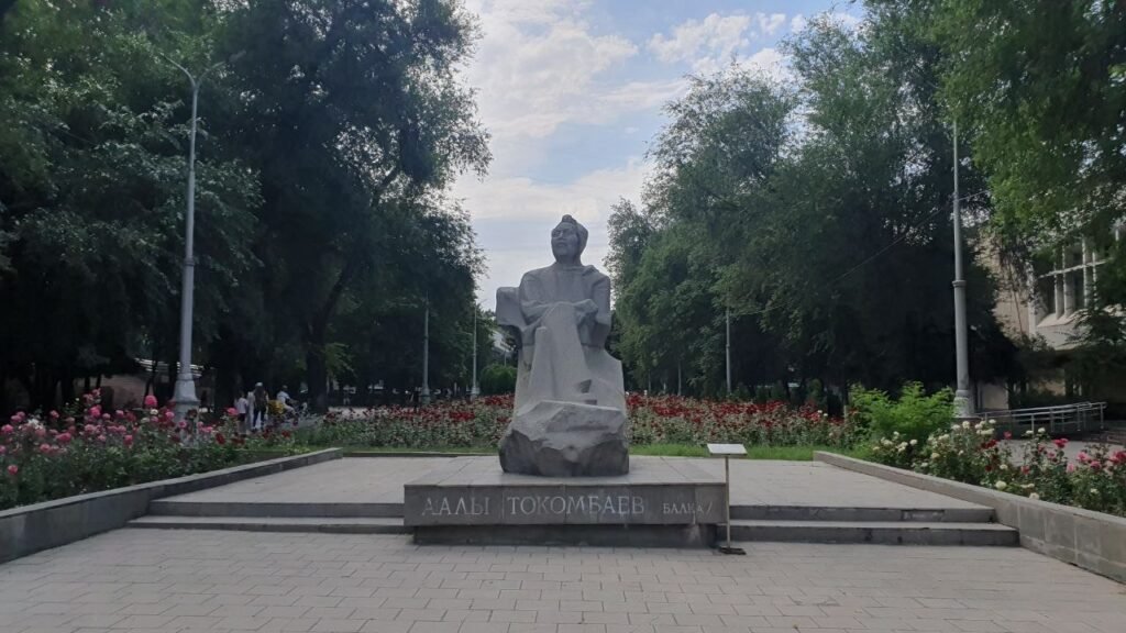 Бишкектин адабий пантеону: шаардын постаменттериндеги манасчылар, акындар жана жазуучулар — фото 11