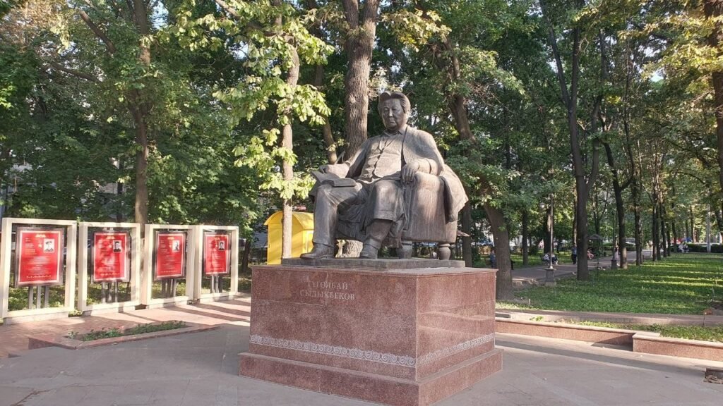 Литературный пантеон Бишкека: манасчи, акыны, писатели и поэты на городских постаментах — Новости Кыргызстана