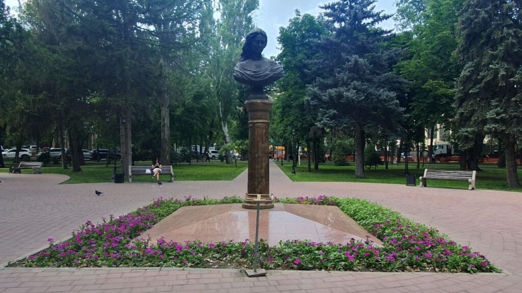 Наука, танец и сила: памятники деятелям искусства, науки и спорта в Бишкеке — контекст события