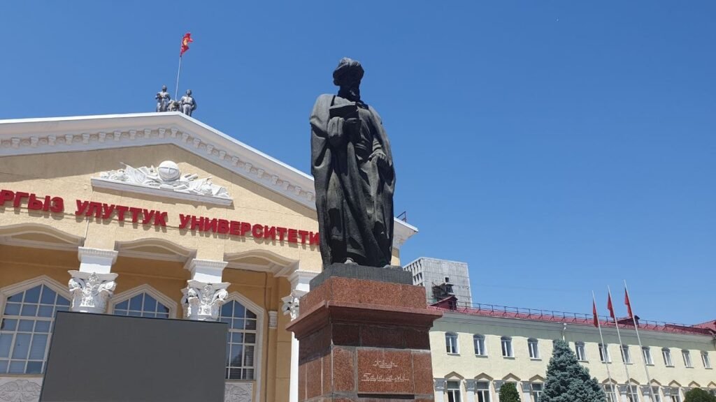 Илим, бий жана күч: Бишкектеги искусство, илим жана спорт ишмерлеринин эстеликтери — фото 7