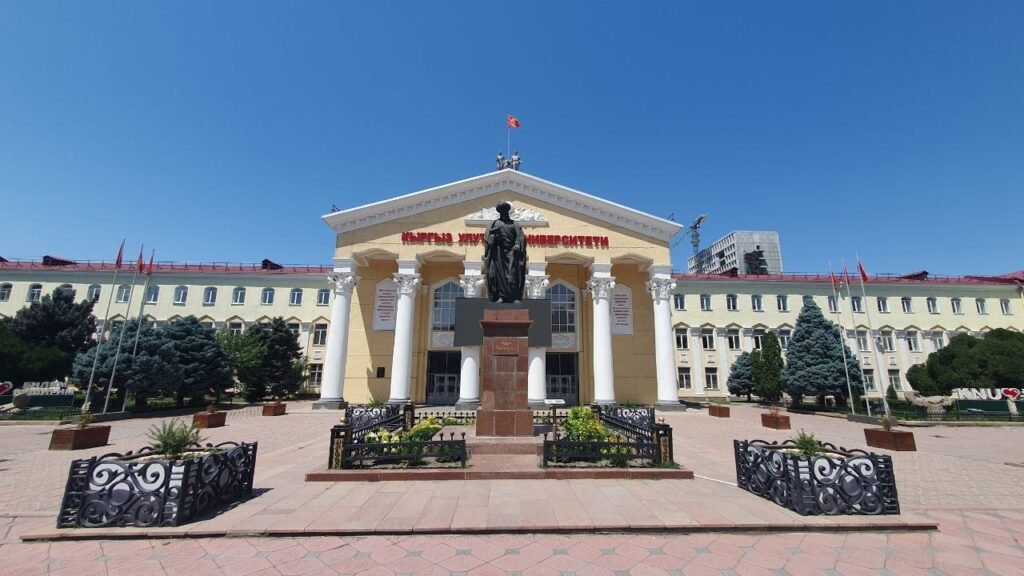 Наука, танец и сила: памятники деятелям искусства, науки и спорта в Бишкеке — фото 7
