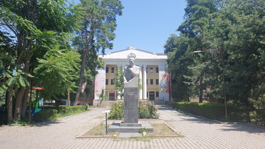 Наука, танец и сила: памятники деятелям искусства, науки и спорта в Бишкеке — фото 8