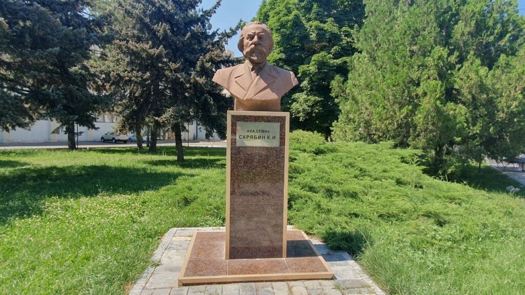 Наука, танец и сила: памятники деятелям искусства, науки и спорта в Бишкеке — фото 13