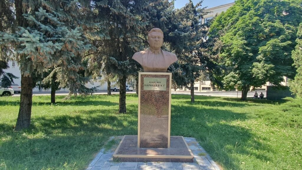Илим, бий жана күч: Бишкектеги искусство, илим жана спорт ишмерлеринин эстеликтери — фото 12