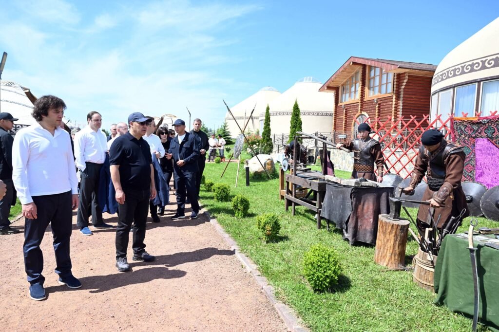Манасчы, бүркүттөр жана боз үйлөр: Грузиянын премьер-министрин Ысык-Көлдө кандай тосуп алышты — сүрөт — контекст события