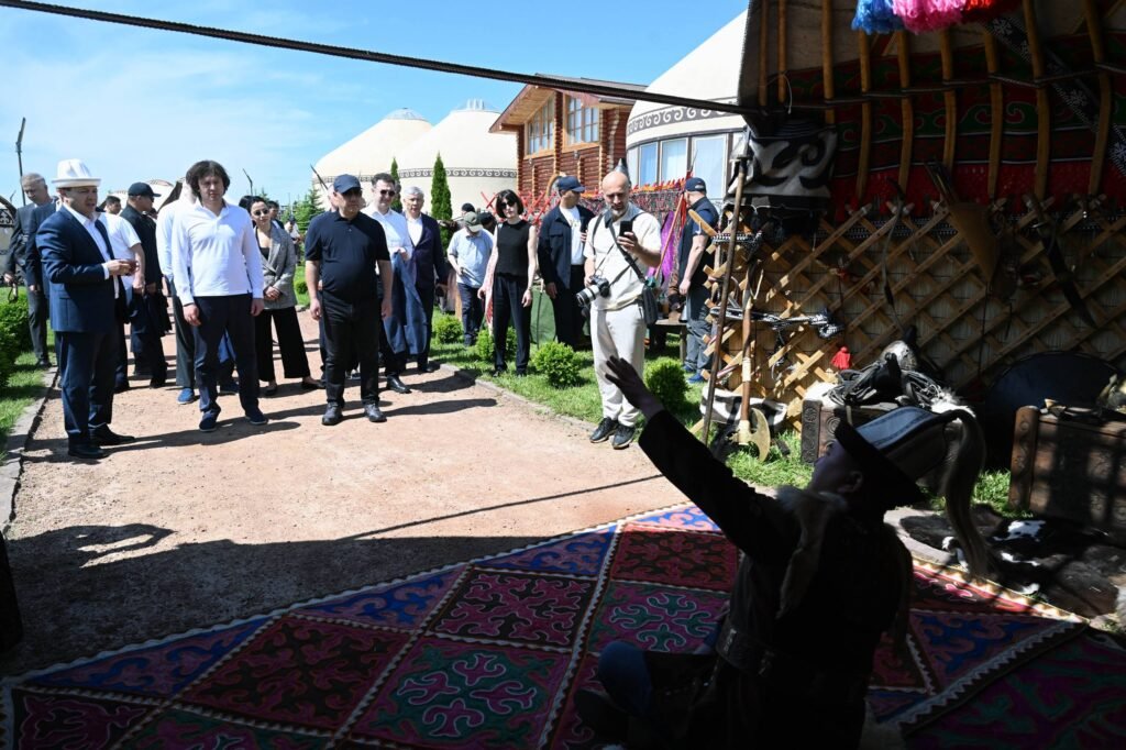 Манасчы, бүркүттөр жана боз үйлөр: Грузиянын премьер-министрин Ысык-Көлдө кандай тосуп алышты — сүрөт — фото 4