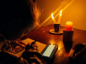 Бишкектин тургундары 10 сааттан ашык убакыттан бери жарыксыз отурушат — энергия берүүчү ишканага байланышуу мүмкүн эмес — Новости Кыргызстан