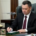Садыр Жапаров утвердил Боевое знамя и символику Службы государственной охраны — Новости Кыргызстана