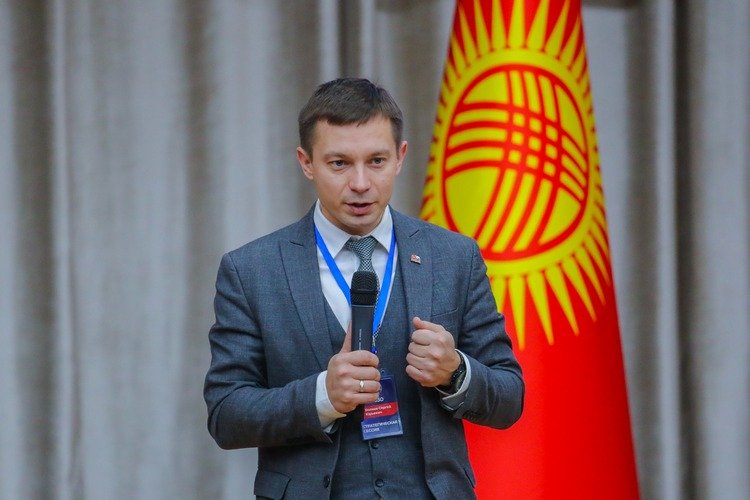 КРСУнун ректору: бүгүн «Жаштык Аренада» КРСУнун тарыхындагы эң масштабдуу бүтүрүү кечеси өтүүдө