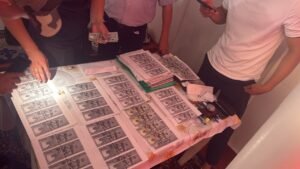 Адвокат 4 миң доллар алып жаткан жеринен кармалды — Новости Кыргызстана