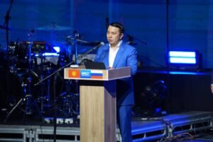 «Кыргызстандын ЖОЖдору КРСУдан үлгү алышы керек» — Маматалиев «Жаштык Аренадагы» бүтүрүү кечеси тууралуу — Новости Кыргызстана