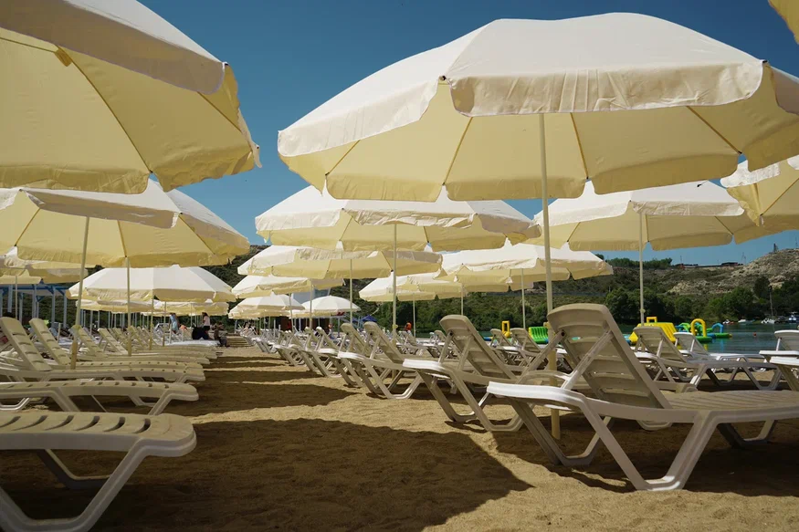 В Караколе открыли современный городской пляж — фото — иллюстрация