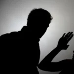 Өзгөндө кафенин администраторун уулунун көзүнчө сабап кетишти. Видео — Новости Кыргызстана