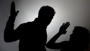 Өзгөндө кафенин администраторун уулунун көзүнчө сабап кетишти. Видео — Новости Кыргызстана