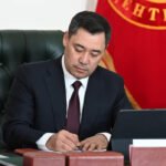 Садыр Жапаров акимдер менен мэрлерди жылына эки жолу эл менен жолугушууга милдеттендирди — Новости Кыргызстана