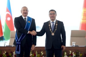 Азербайжандын президенти Садыр Жапаровго Гейдар Алиев орденин тапшырды — Новости Кыргызстана