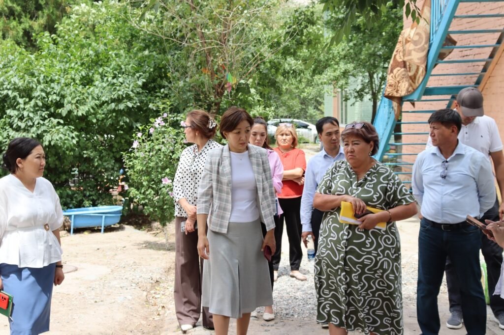 Окуу жылына даярдык көрүүдөгү кемчиликтери үчүн мектеп жана бала бакча жетекчилери жазаланат — мэрия — иллюстрация
