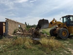 Караколдо айыл чарба багытындагы жерге мыйзамсыз курулган турак үй сүрдүрүлдү — кылмыш иши козголду — Новости Кыргызстана
