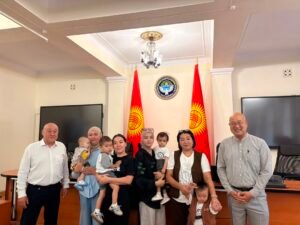 Жүрөгүндө тубаса кемтиги бар төрт бала операциядан кийин Түштүк Кореядан кайтып келди — Новости Кыргызстана