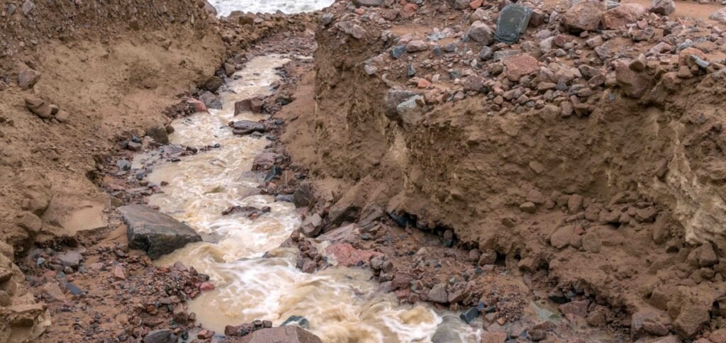 Разрушен мост к Кара-Кече: «Кыргызкомур» обратился к водителям — Новости Кыргызстана