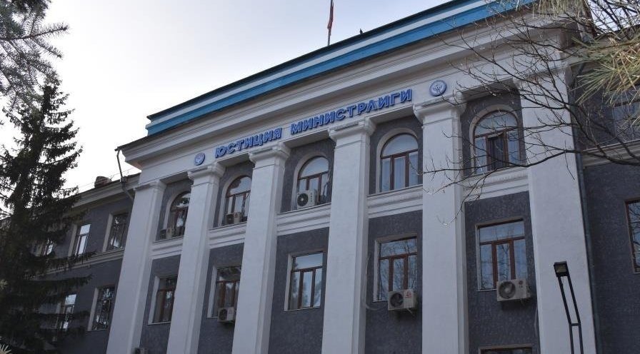 Юстиция министрлиги адвокаттардын ишинен кемчиликтерди аныктап, Этика боюнча комиссиядагы катышуусун убактылуу токтотту