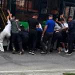 Бишкекте баланы сүзүп кеткен автобустун айдоочусу күбөлүгүнөн ажыратылганын жашырып келген — Новости Кыргызстана