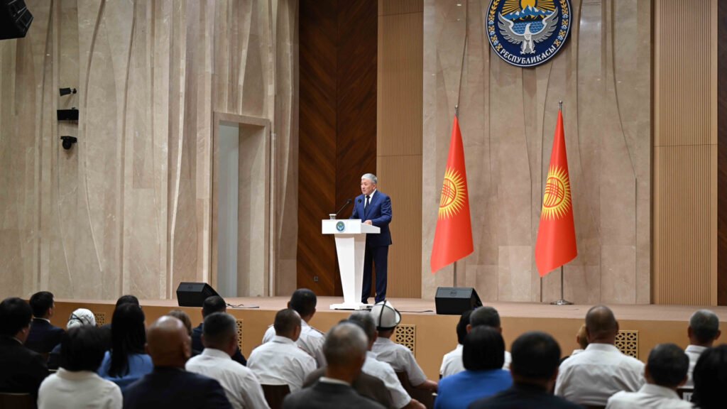 Мамлекеттик кызматкерлер, куткаруучулар жана авиаторлор Министрлер кабинетинин сыйлыктарын алышты