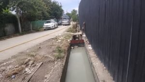 Бишкекчане жалуются на стройкомпанию, не восстановившую канал вдоль Сухомлинова — Новости Кыргызстана