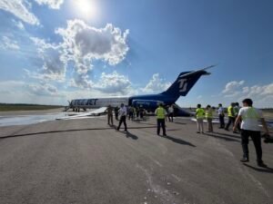«Манас» аэропортунда TezJet компаниясынын учагы учуп жатканда канаты менен кыйшайып калды — Новости Кыргызстана