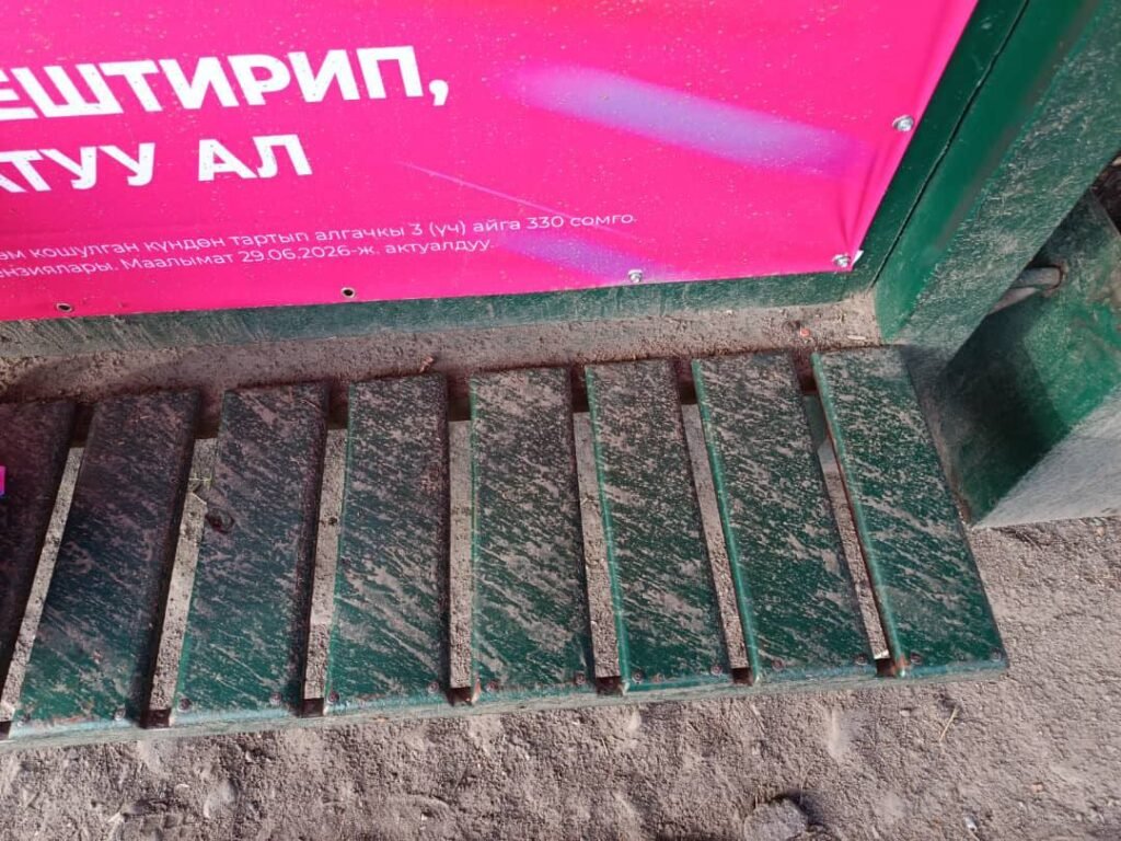 Шаардыктар «Тазалыктын» унаалары көчө тазалоодо аялдамадагы отургучтарды булгап жатканына даттанышууда — Новости Кыргызстана
