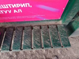 Шаардыктар «Тазалыктын» унаалары көчө тазалоодо аялдамадагы отургучтарды булгап жатканына даттанышууда — Новости Кыргызстана