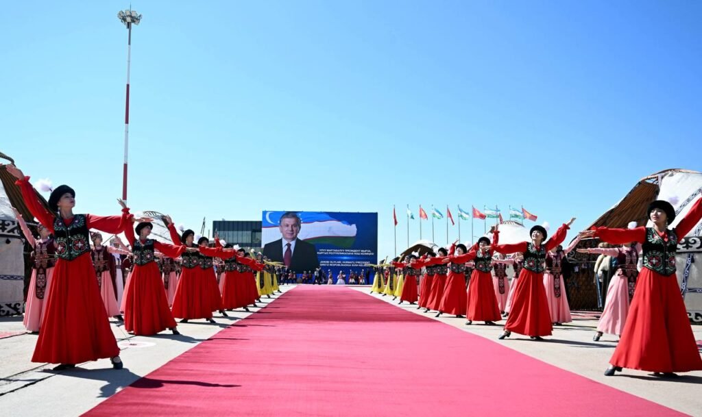 Шавкат Мирзиёев Кыргызстанга келди — Өзбекстандын башчысын кантип тосуп алышты? — фото 5