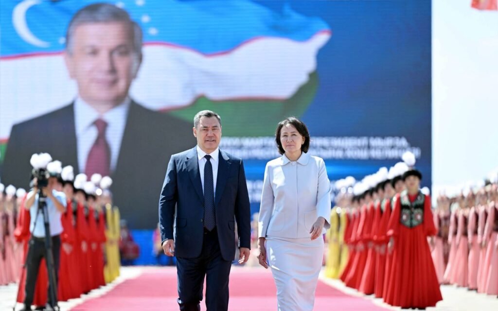 Шавкат Мирзиёев Кыргызстанга келди — Өзбекстандын башчысын кантип тосуп алышты? — фото 7