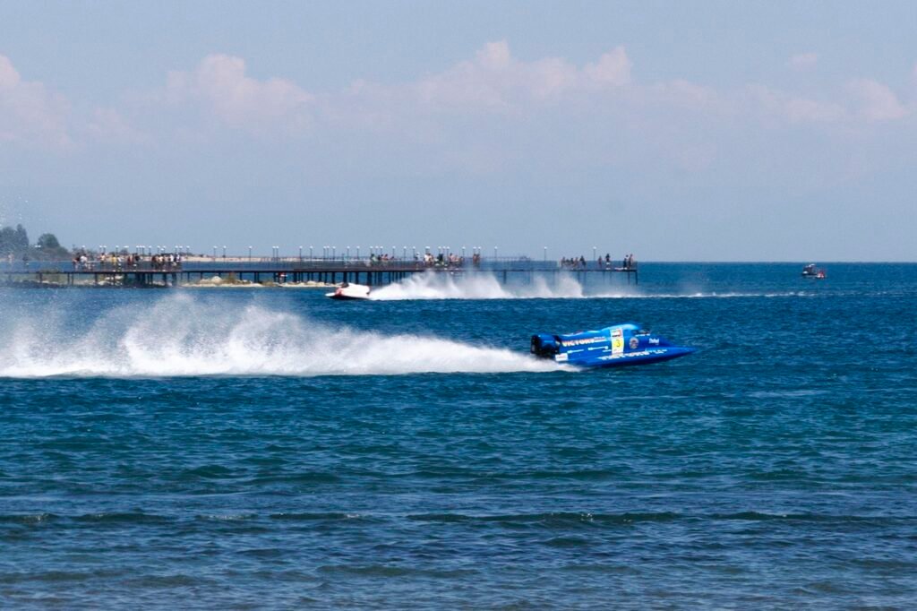 Алгачкы болиддер сууга чыкты: Ысык-Көлдө F1H2O башталды — Новости Кыргызстана