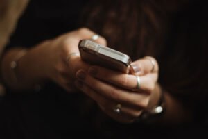 Жыл башынан «5200» ишеним телефонуна зомбулук боюнча 3,4 миңден ашуун кайрылуу түштү — Новости Кыргызстана