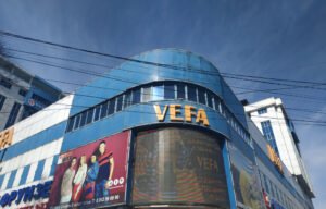 В Бишкеке ребенок выпал с третьего этажа ТЦ «Вефа» — его состояние крайне тяжелое — Новости Кыргызстана