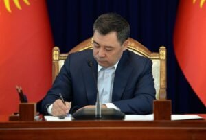 Садыр Жапаров юридикалык өкүлдөр жөнүндө мыйзамга кол койду — Новости Кыргызстана