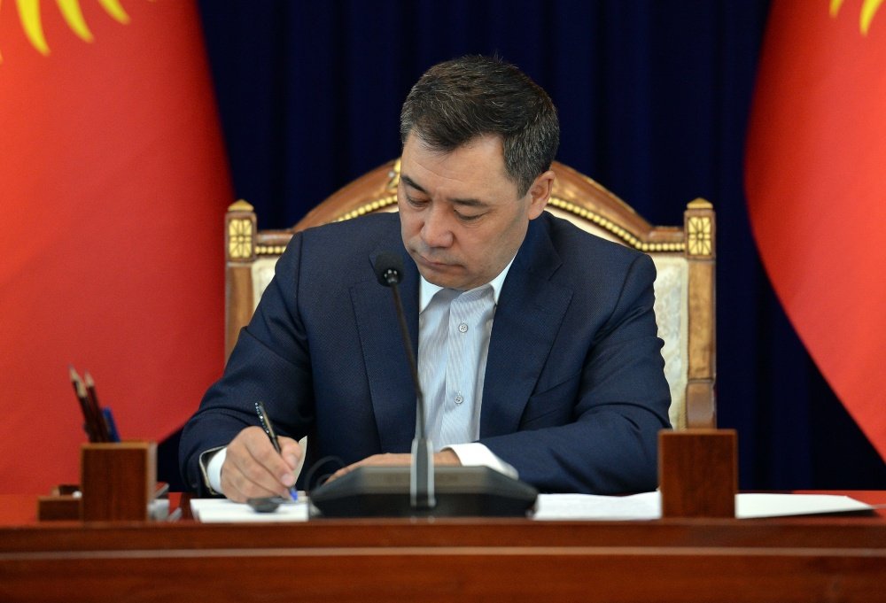 Садыр Жапаров юридикалык өкүлдөр жөнүндө мыйзамга кол койду